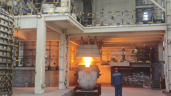 12.5MVA fourneau de raffinage à cuve électrique à ferromanganèse à faible teneur en carbone moyenne 45 tonnes Capacité 380V 50Hz Carcasse en acier à trois phases